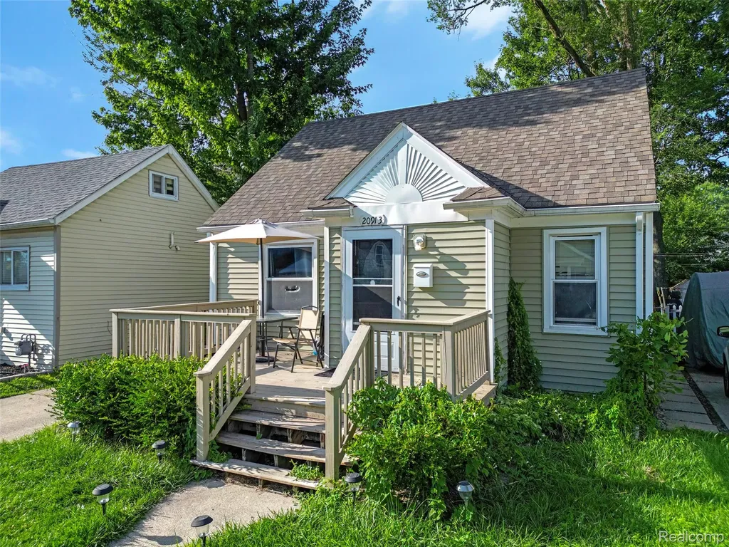 20913 Ridgemont Road Harper Woods City MI 48225