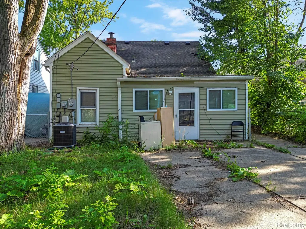 20913 Ridgemont Road Harper Woods City MI 48225