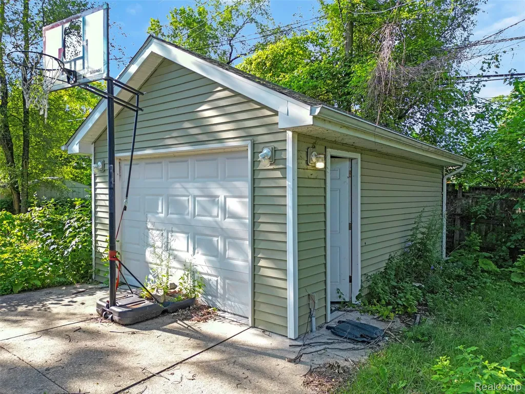 20913 Ridgemont Road Harper Woods City MI 48225