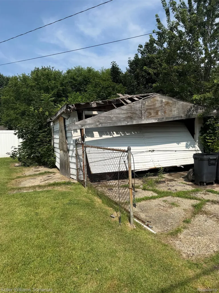 30714 Grandview Avenue Westland City MI 48186