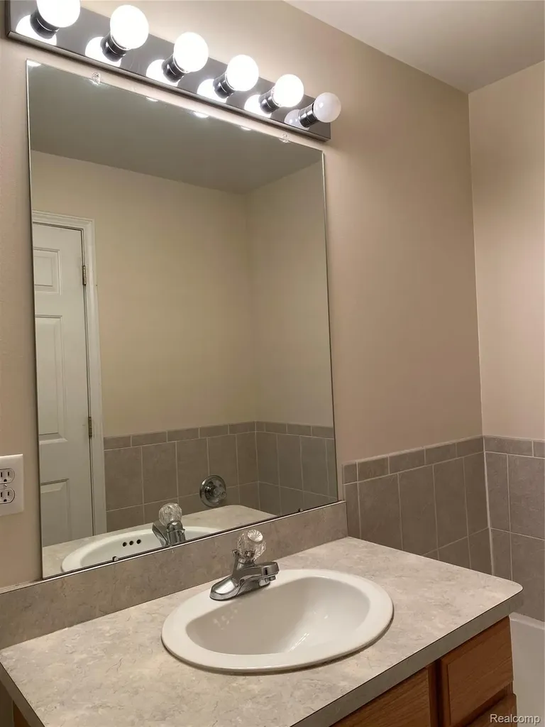 1394 Ashford Court Troy City MI 48084