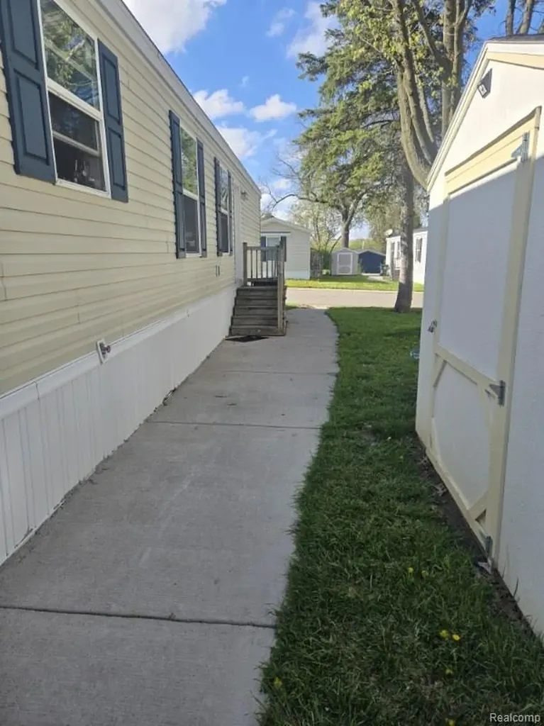 40 Sparrow Hill Orion Charter Township MI 48359