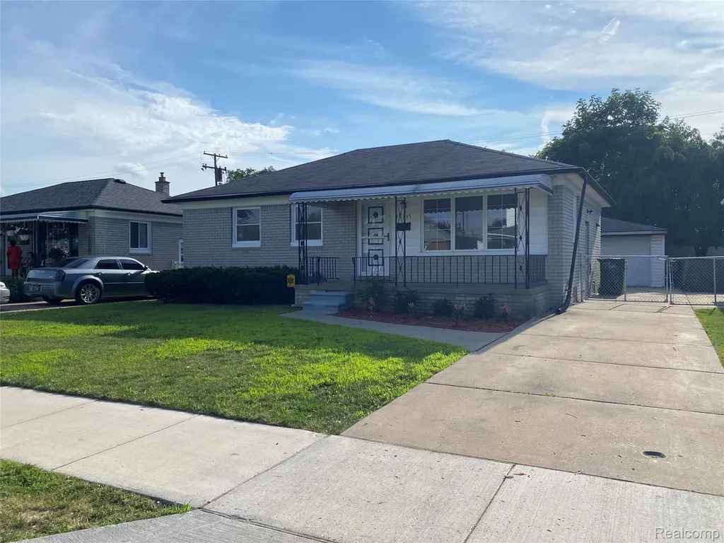 25335 Pattow Street Roseville City MI 48066