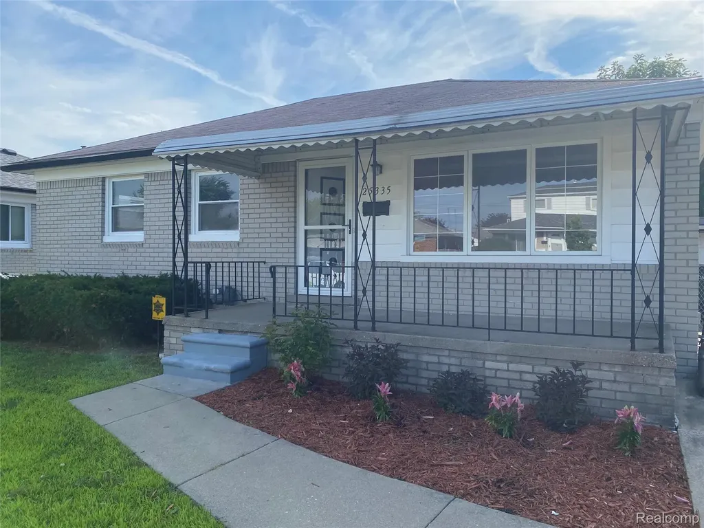 25335 Pattow Street Roseville City MI 48066