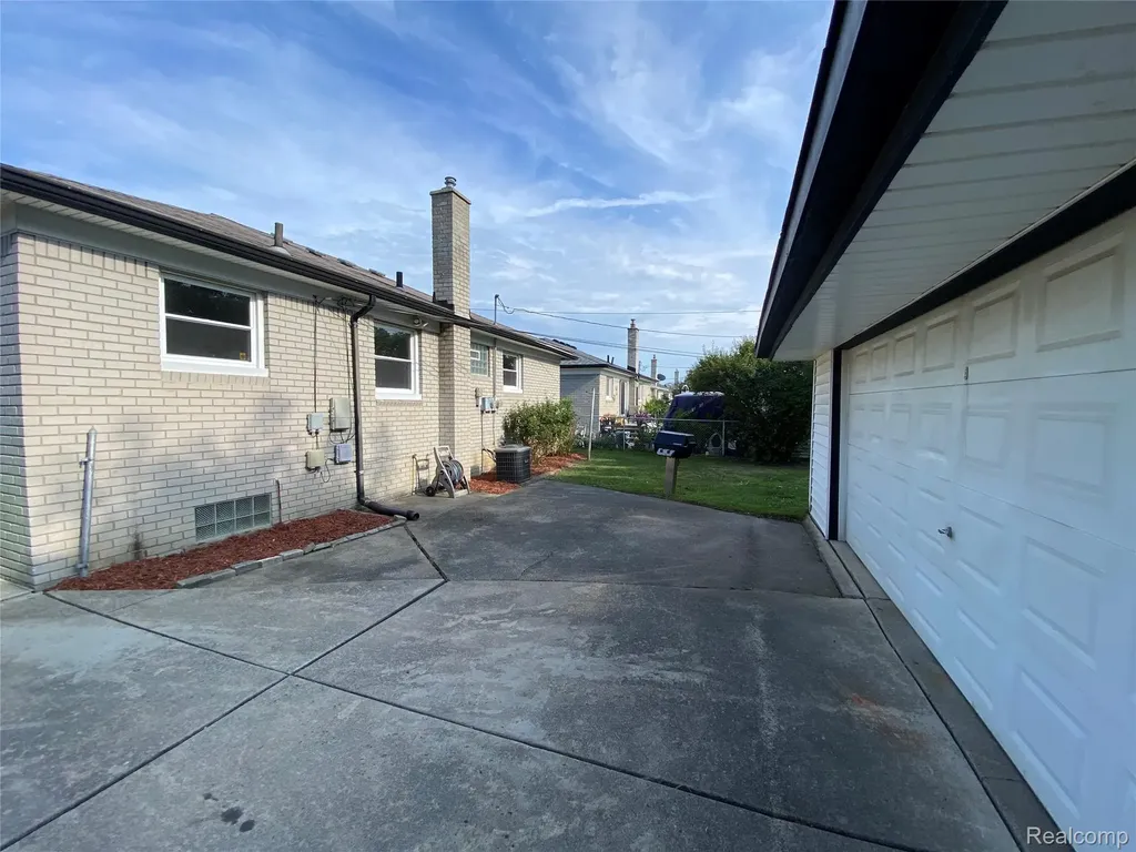25335 Pattow Street Roseville City MI 48066