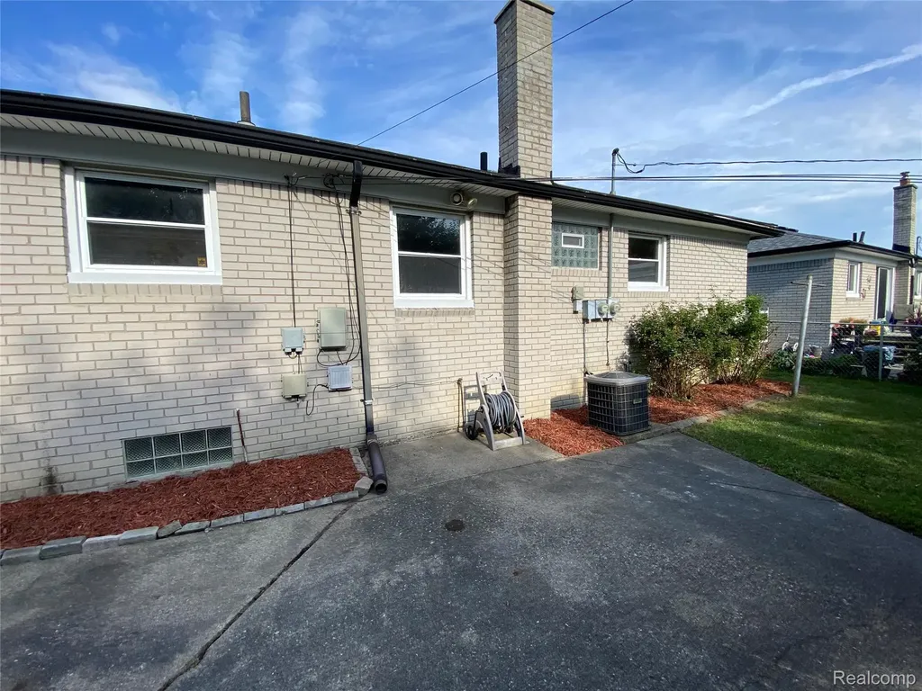25335 Pattow Street Roseville City MI 48066