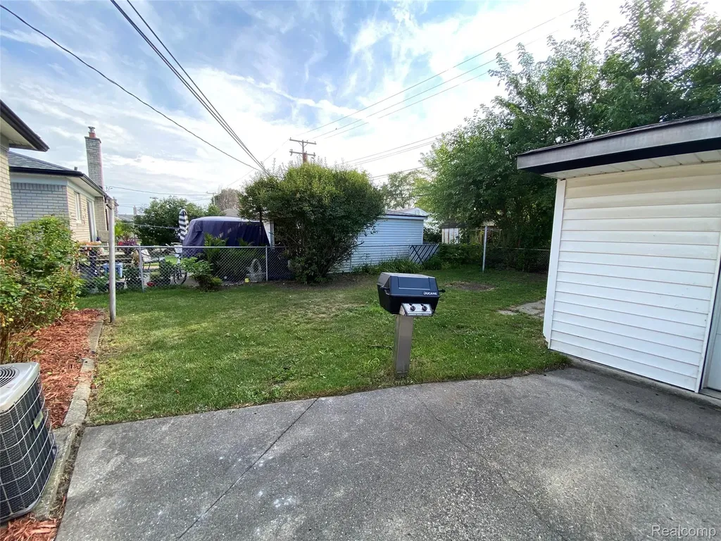 25335 Pattow Street Roseville City MI 48066