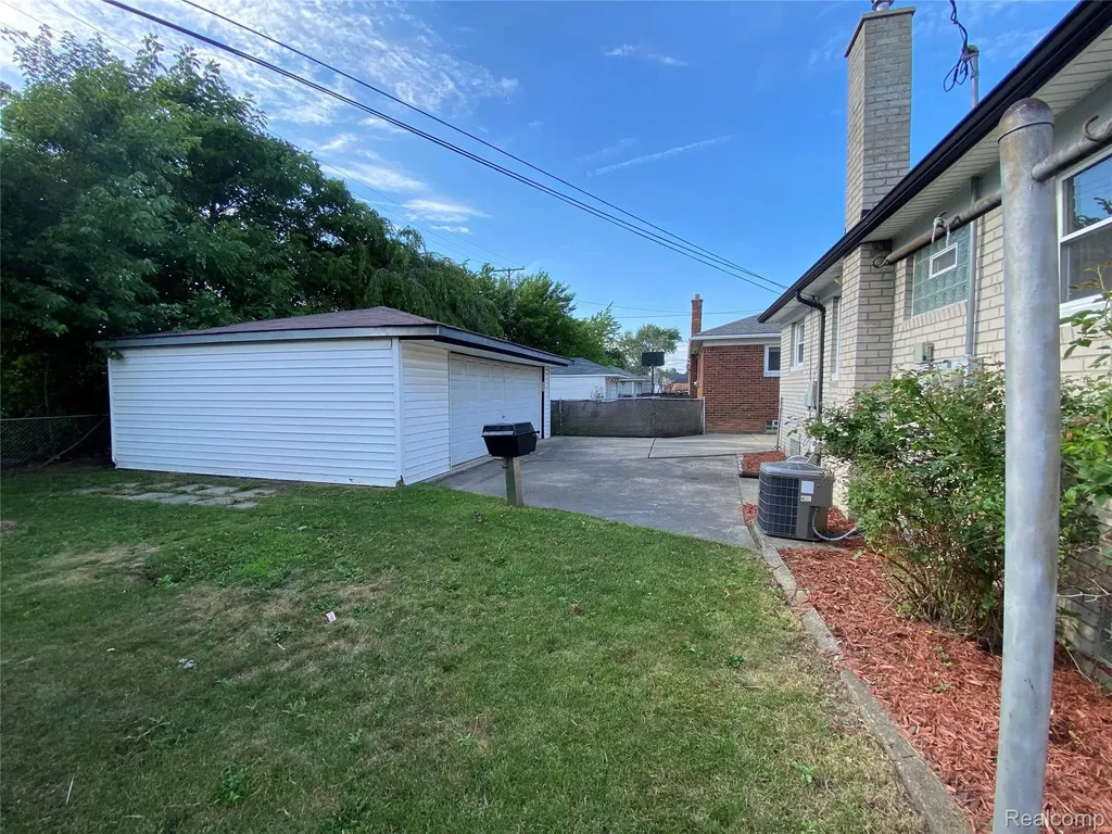 25335 Pattow Street Roseville City MI 48066