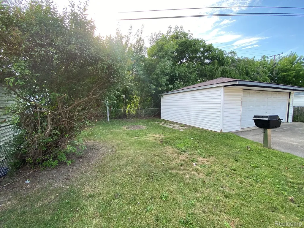 25335 Pattow Street Roseville City MI 48066