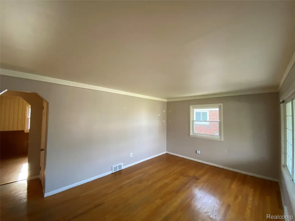 25335 Pattow Street Roseville City MI 48066