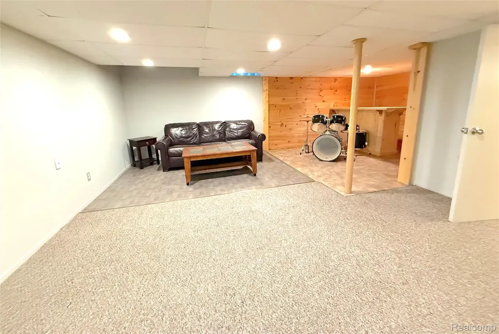 2033 Avonstoke Road Rochester Hills City MI 48307