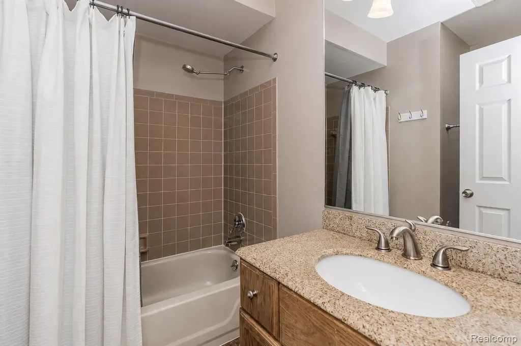 2033 Avonstoke Road Rochester Hills City MI 48307