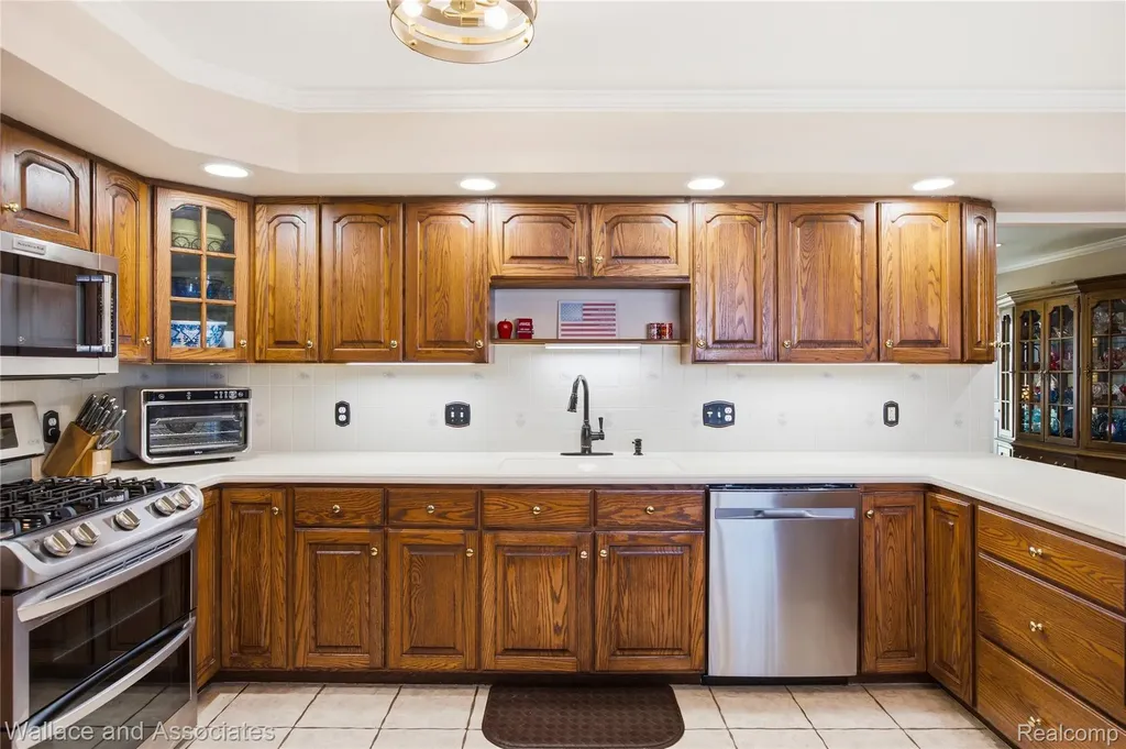 3227 N Shoreview Drive Fort Gratiot Charter Township MI 48059