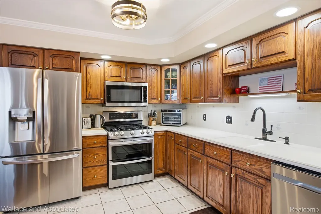 3227 N Shoreview Drive Fort Gratiot Charter Township MI 48059