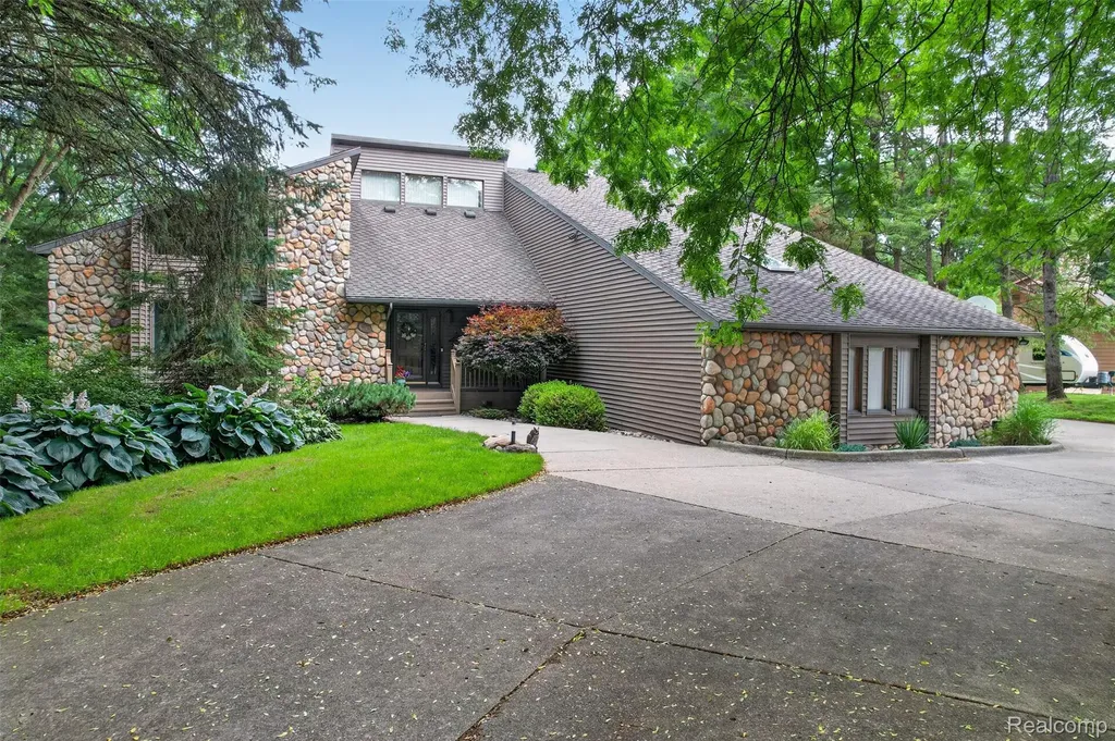 Hamburg Township MI, 7772 Athlone Drive