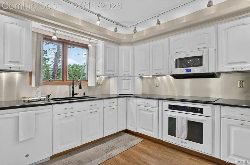 7772 Athlone Drive Hamburg Township MI 48116
