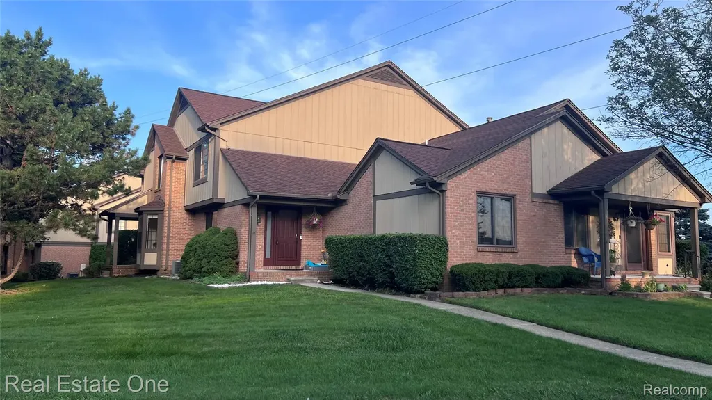 66 Meadow Wood Drive Rochester Hills City MI 48307
