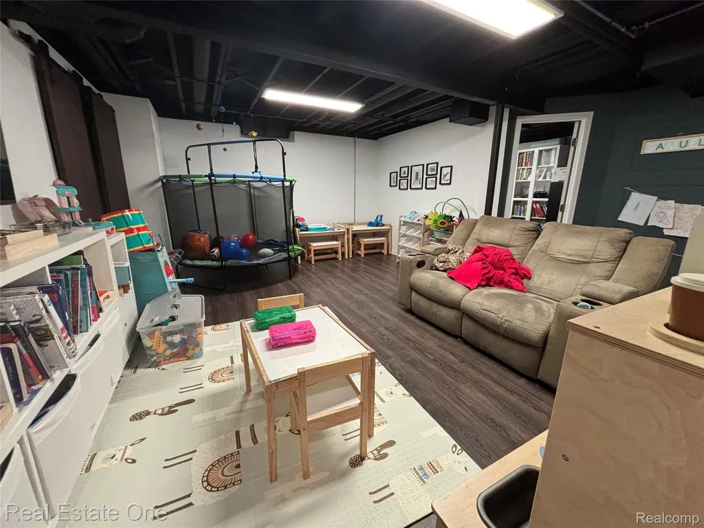66 Meadow Wood Drive Rochester Hills City MI 48307