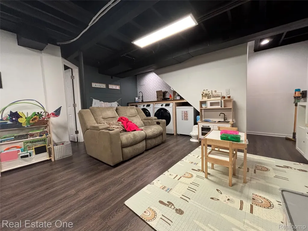 66 Meadow Wood Drive Rochester Hills City MI 48307