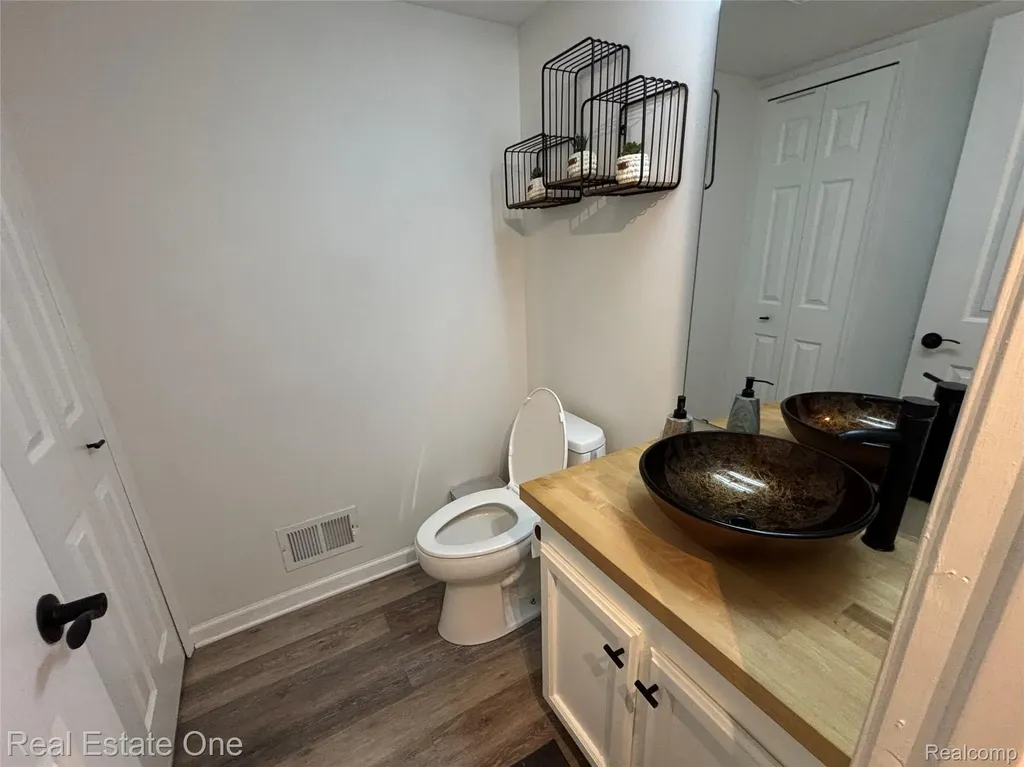 66 Meadow Wood Drive Rochester Hills City MI 48307