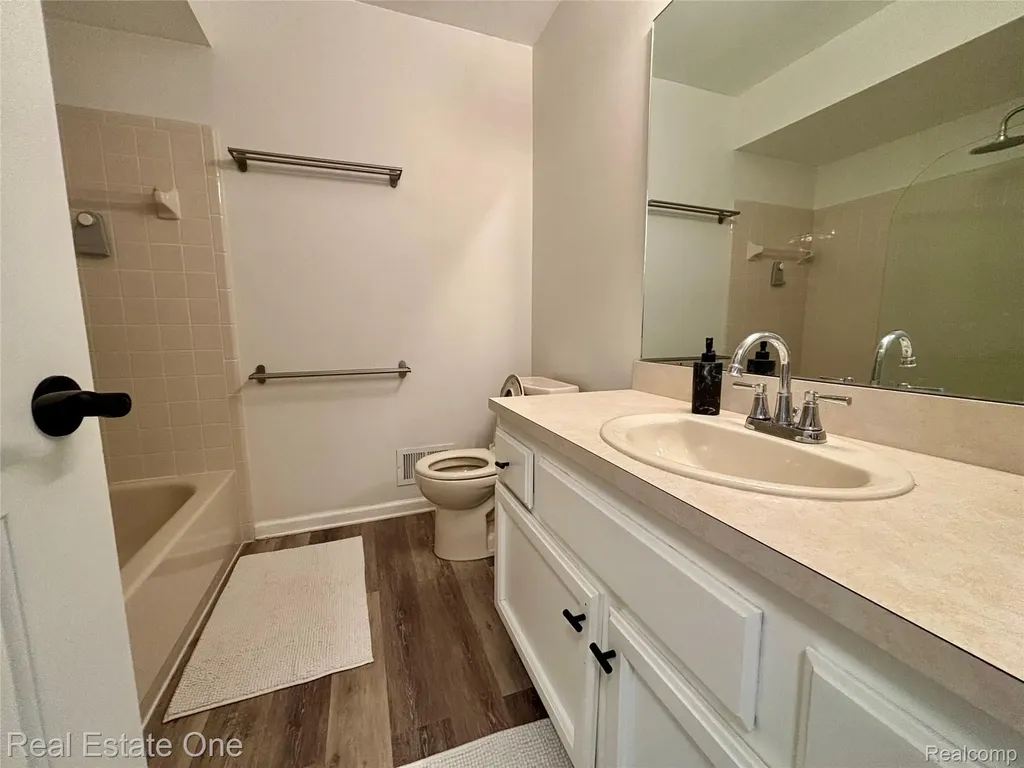 66 Meadow Wood Drive Rochester Hills City MI 48307