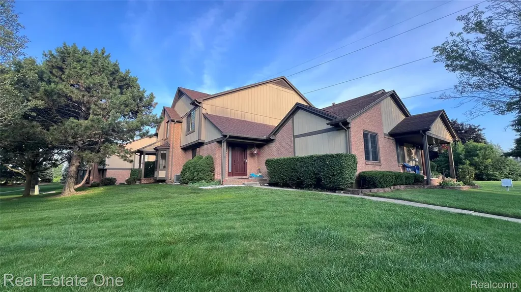 66 Meadow Wood Drive Rochester Hills City MI 48307
