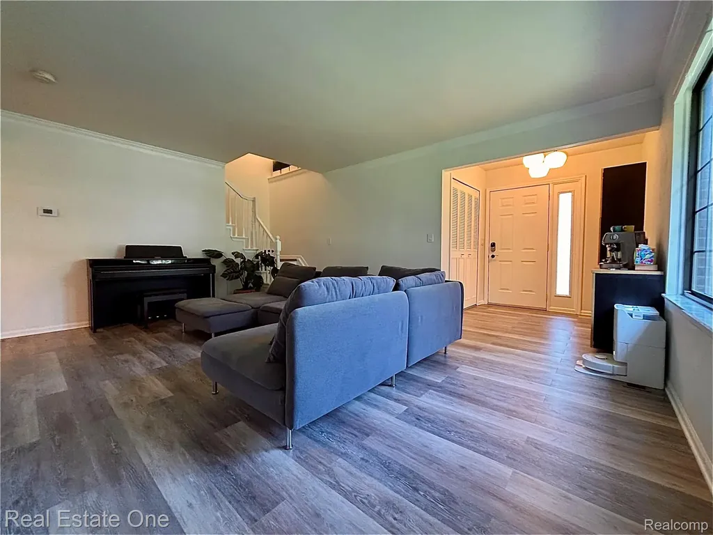 66 Meadow Wood Drive Rochester Hills City MI 48307