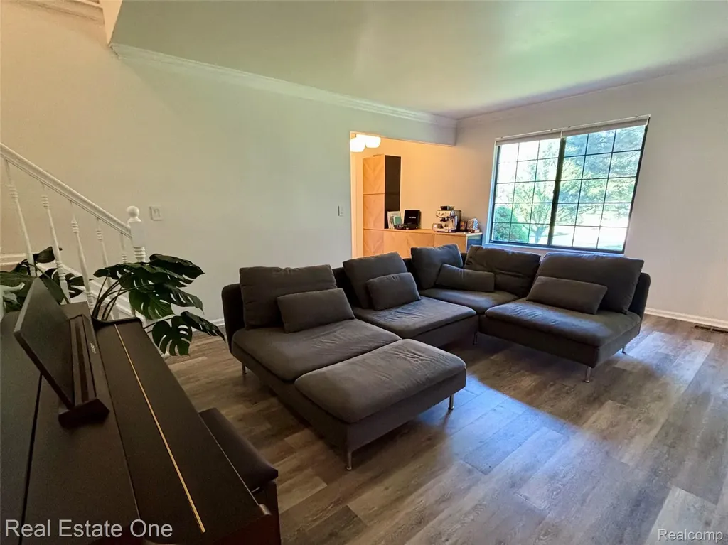 66 Meadow Wood Drive Rochester Hills City MI 48307