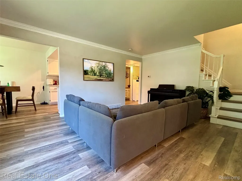 66 Meadow Wood Drive Rochester Hills City MI 48307