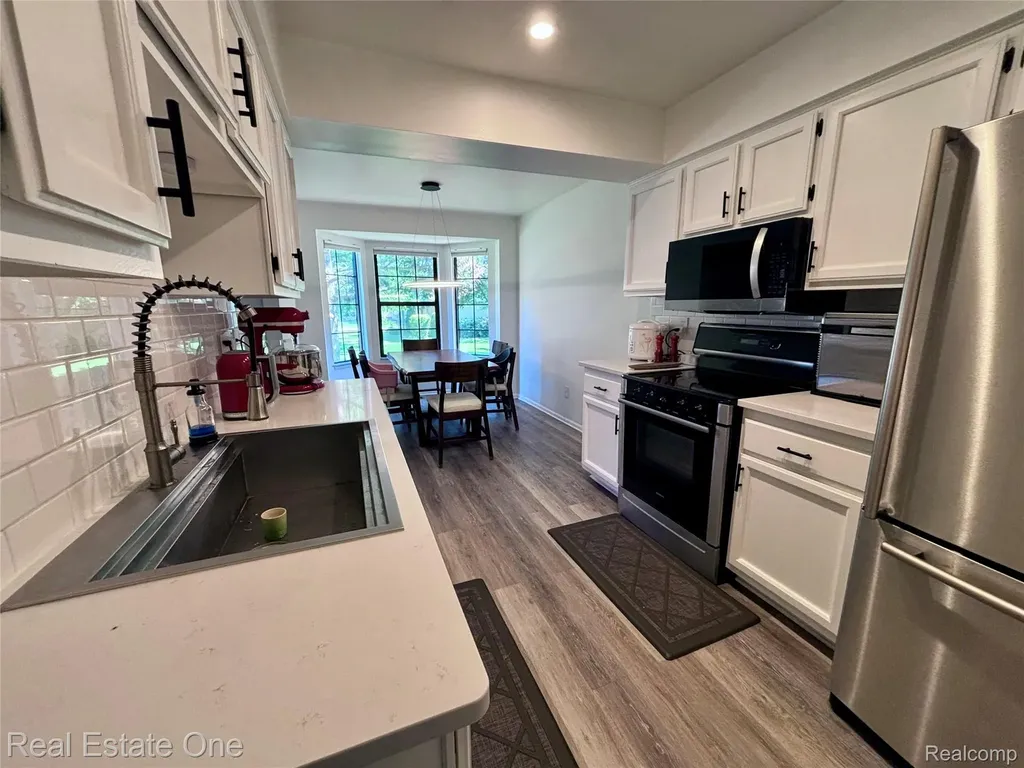 66 Meadow Wood Drive Rochester Hills City MI 48307