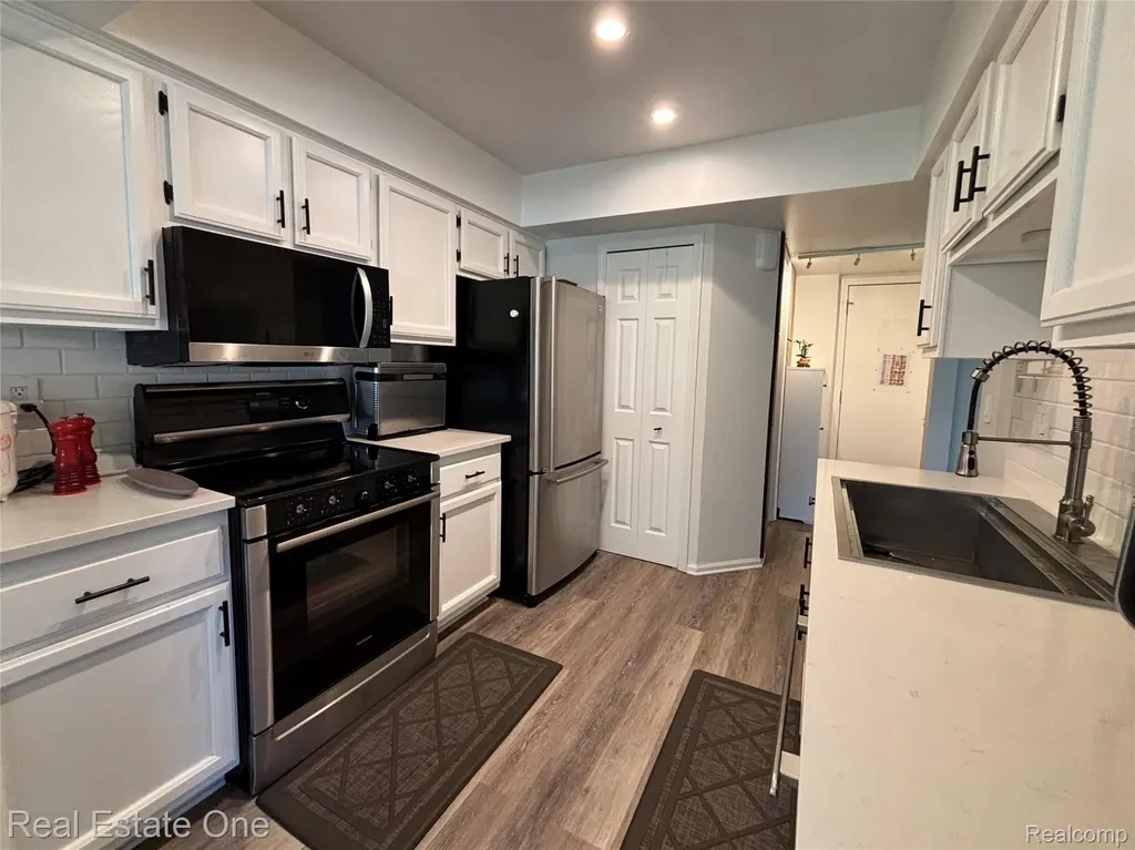 66 Meadow Wood Drive Rochester Hills City MI 48307