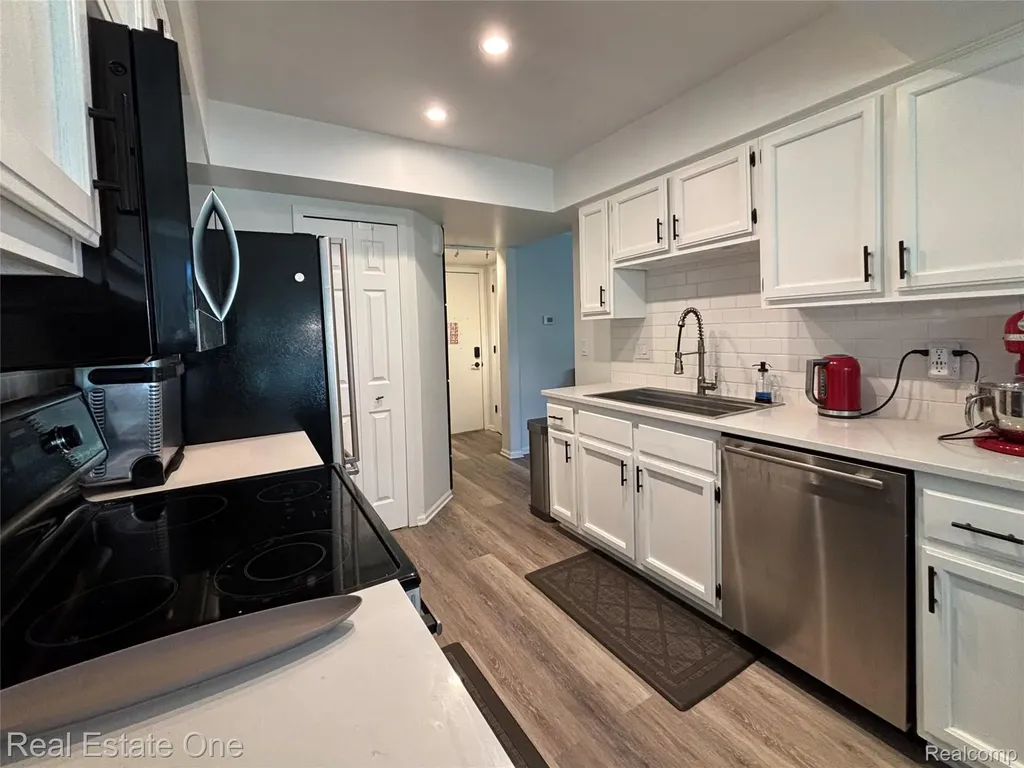 66 Meadow Wood Drive Rochester Hills City MI 48307