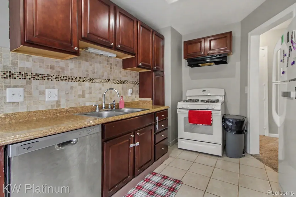 29123 Powers Street Westland City MI 48186