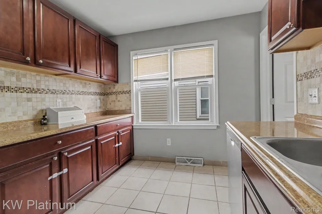 29123 Powers Street Westland City MI 48186