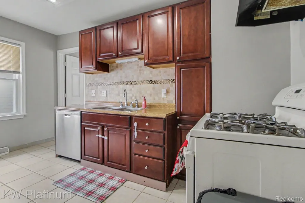 29123 Powers Street Westland City MI 48186