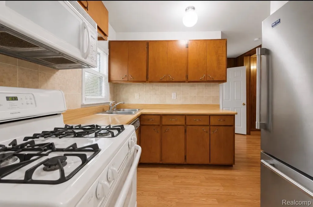 4802 Hazel Street Dearborn Heights City MI 48125