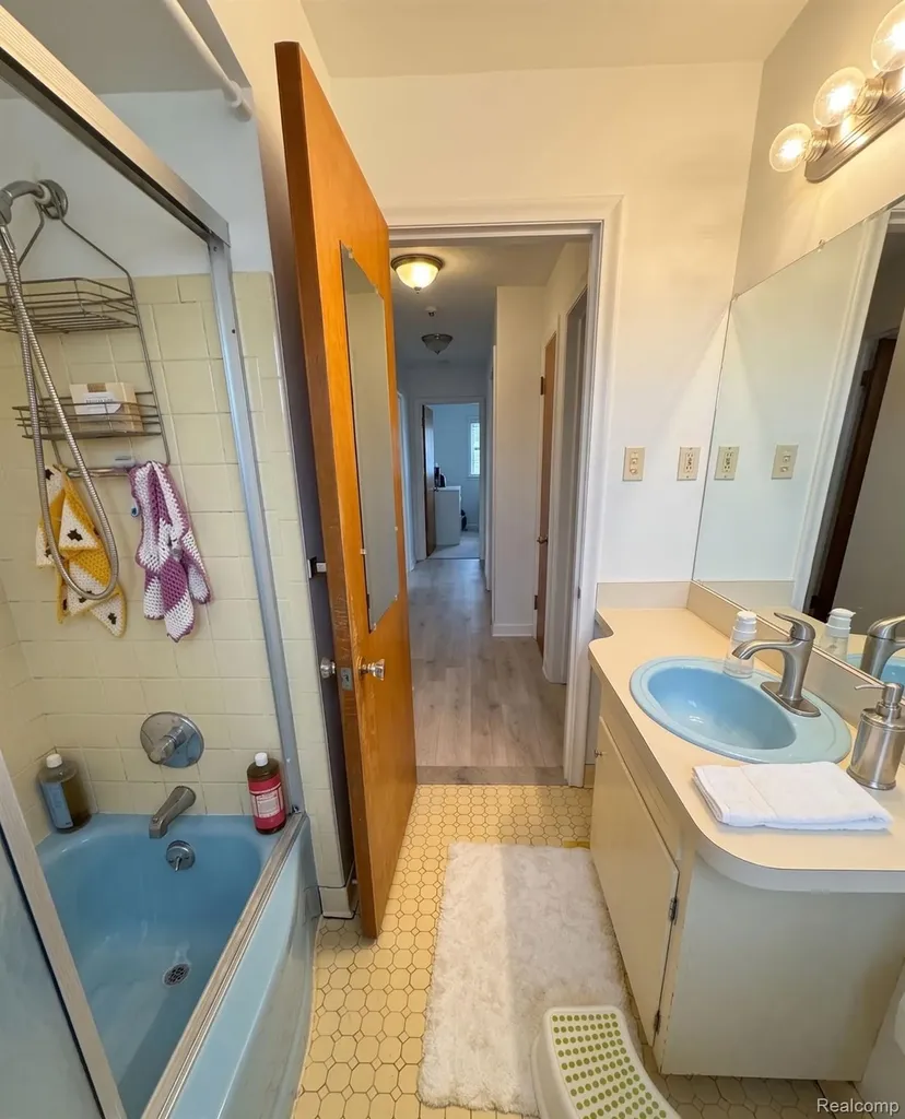 1500 Sherwood Court Dearborn City MI 48124