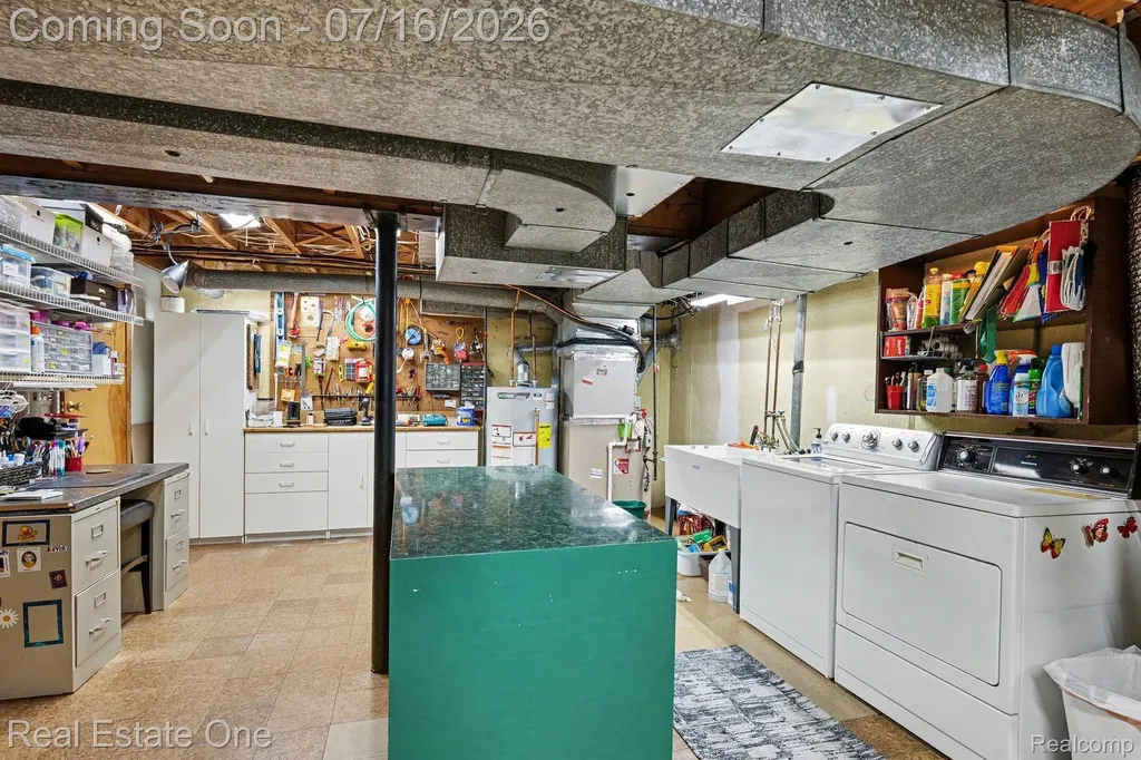31240 Regal Drive Warren City MI 48088