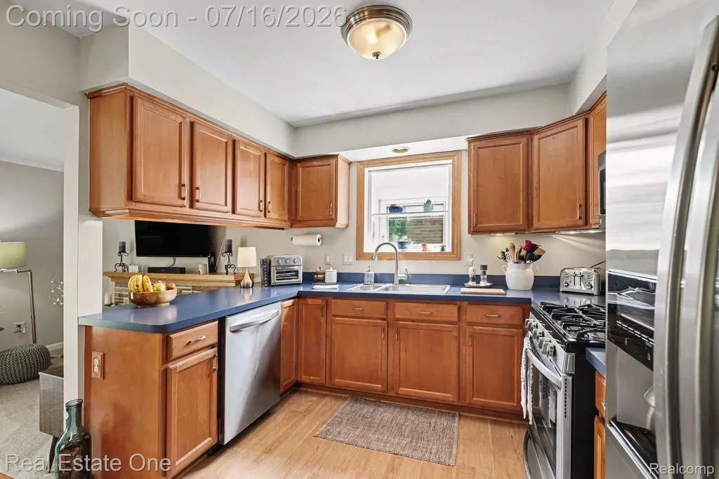 31240 Regal Drive Warren City MI 48088