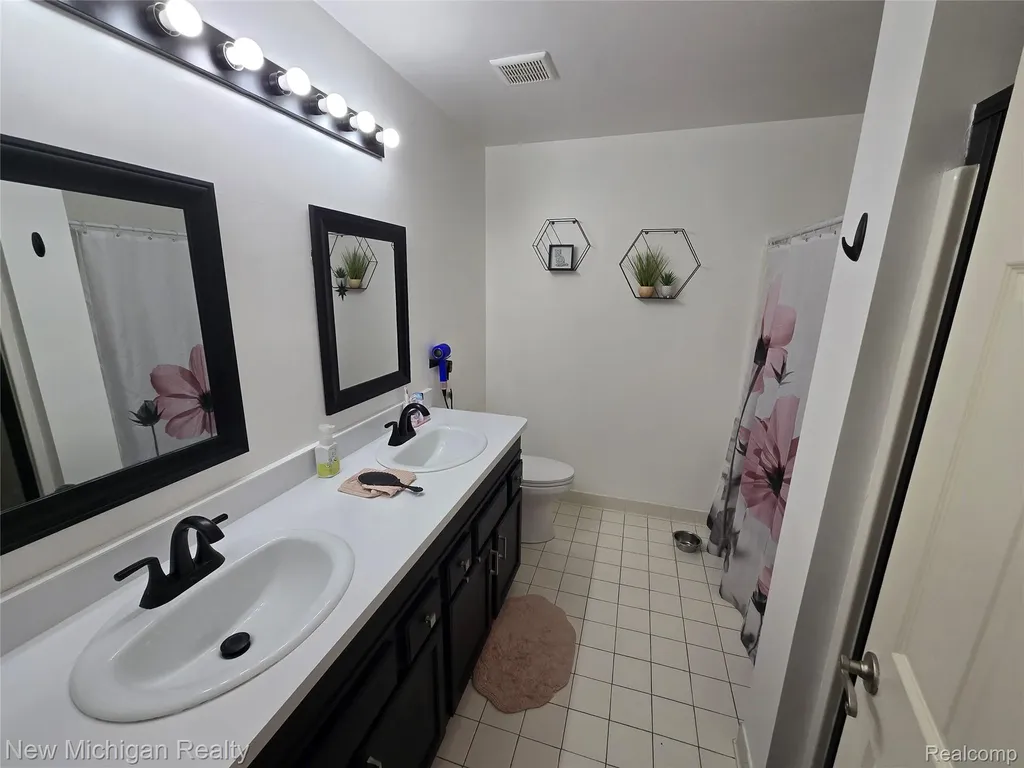 8165 Timber Trail White Lake Charter Township MI 48386