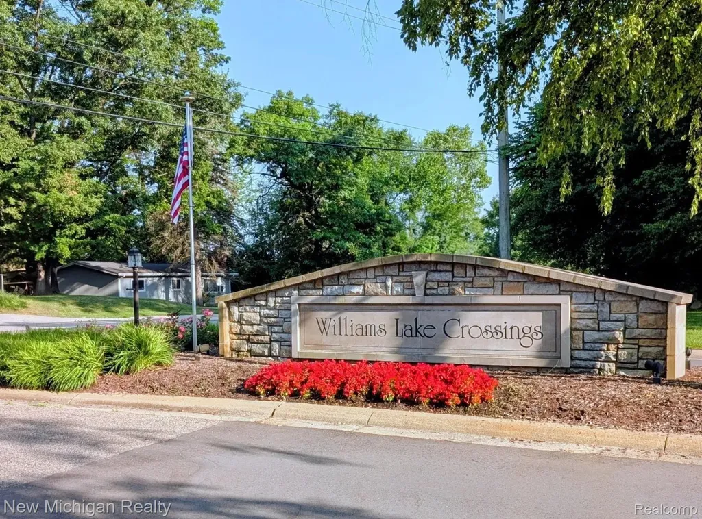 8165 Timber Trail White Lake Charter Township MI 48386
