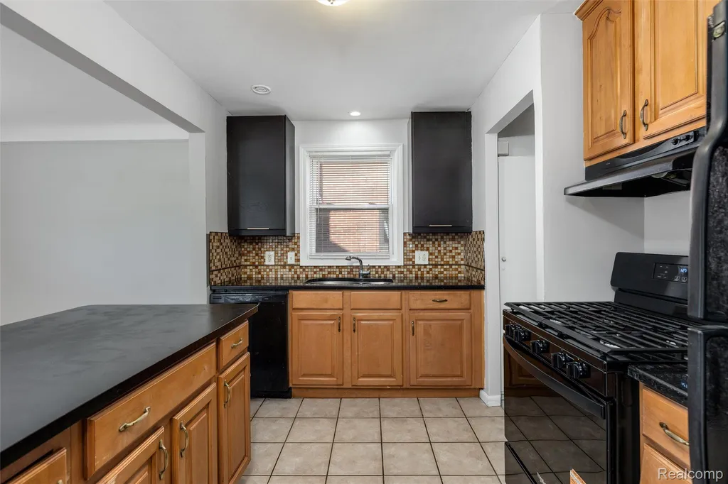 20934 Hunt Club Drive Harper Woods City MI 48225