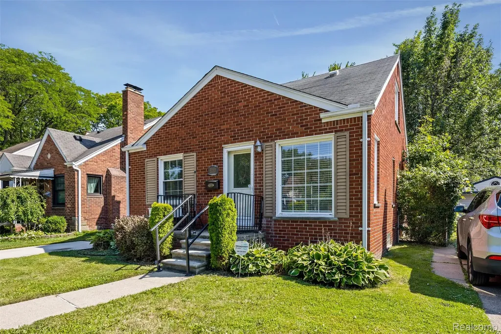 20934 Hunt Club Drive Harper Woods City MI 48225