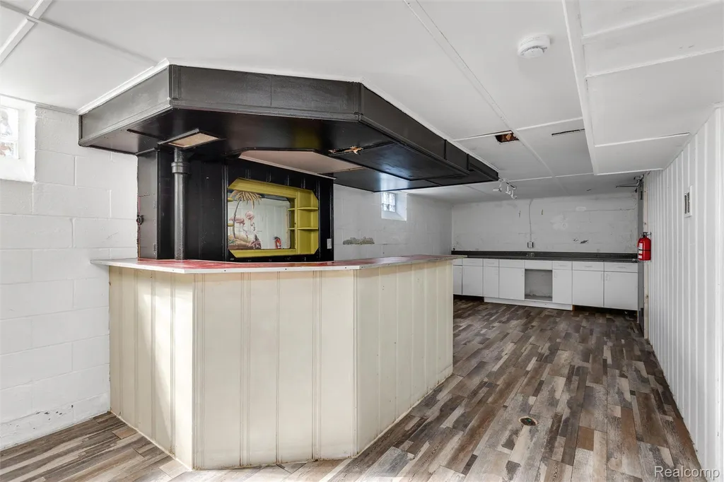 20934 Hunt Club Drive Harper Woods City MI 48225