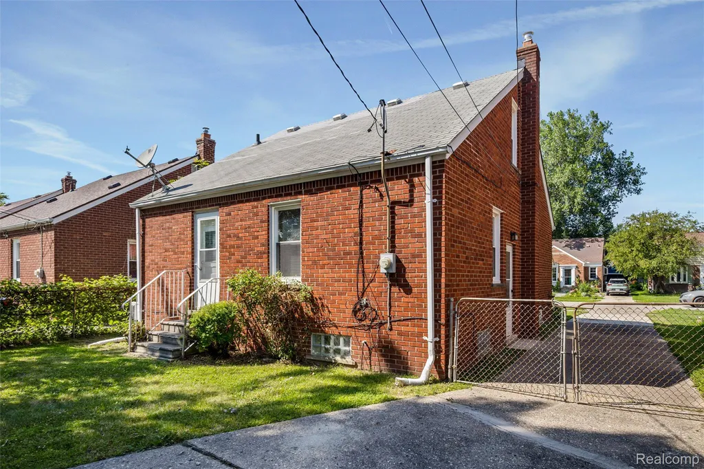 20934 Hunt Club Drive Harper Woods City MI 48225