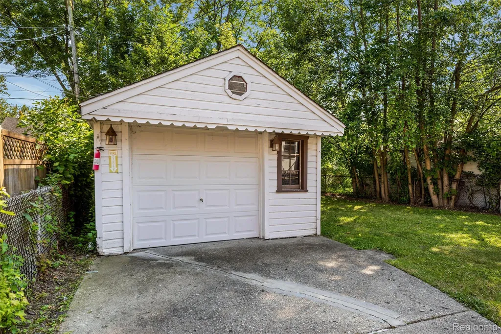 20934 Hunt Club Drive Harper Woods City MI 48225
