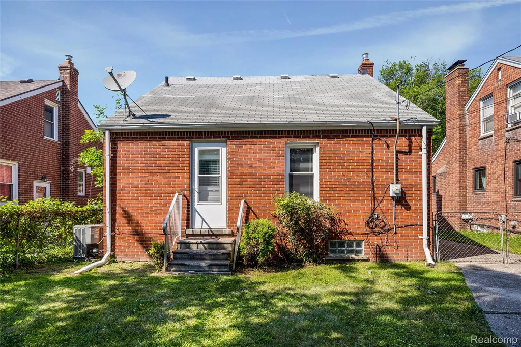 20934 Hunt Club Drive Harper Woods City MI 48225