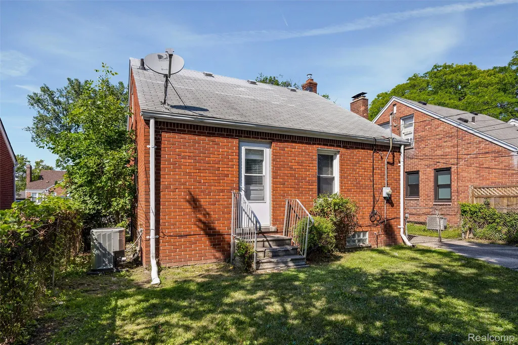 20934 Hunt Club Drive Harper Woods City MI 48225