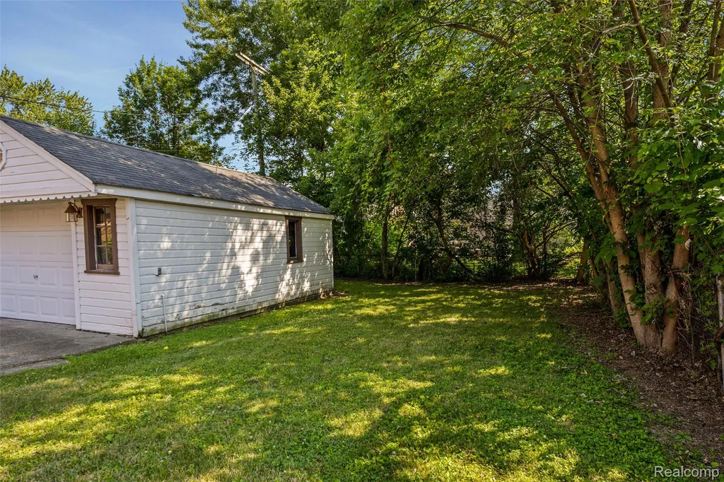 20934 Hunt Club Drive Harper Woods City MI 48225