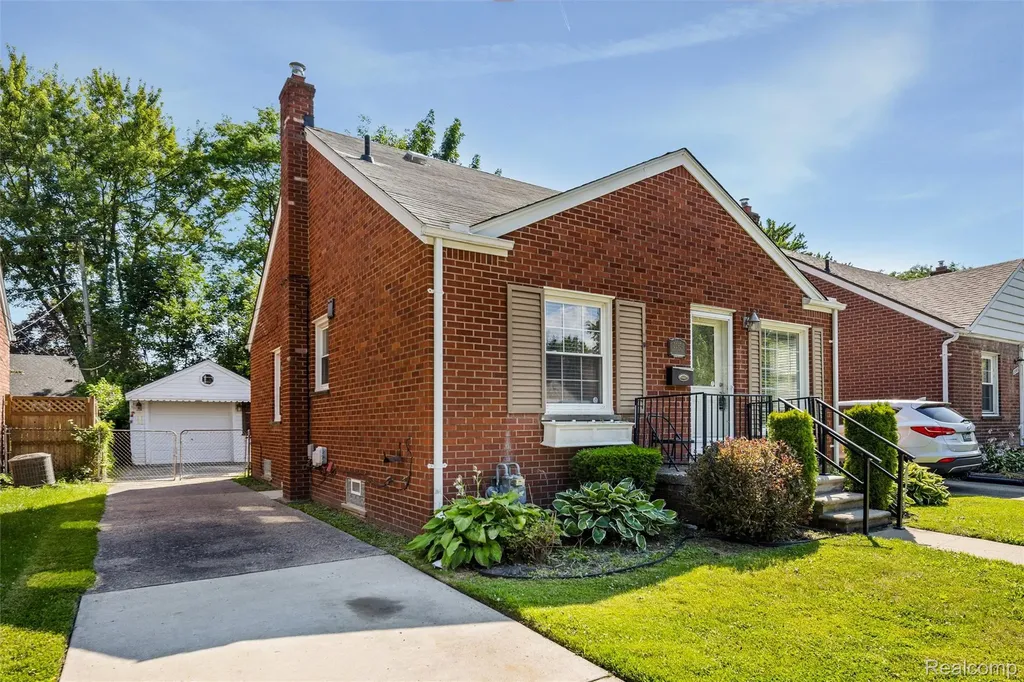 20934 Hunt Club Drive Harper Woods City MI 48225